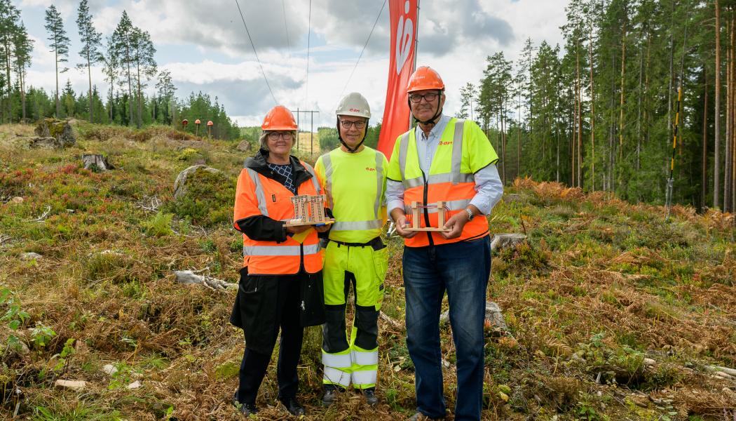Den nya 130 kV-regionledningen mellan Vimmerby och Kisa femdubblar elnätskapaciteten. Projektet har kostat cirka 350 miljoner kronor. På bilden Johan Blom, länsstyrelsen Kalmar län, Helen Nilsson, kommunstyrelsens ordförande Vimmerby kommun, Martin Höhler, vd E.ON Energidistribution, Christer Segerstéen, kommunalråd Kinda kommun och Jenny Knuthammar, länsstyrelsen Östergötlands län. Foto: Roger Nellsjö