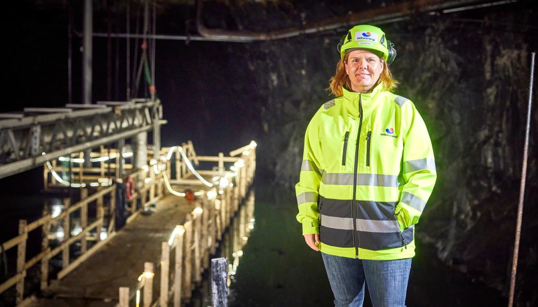 Lisa Granström i bergrummet, i ett av de tre skepp som det inte längre går att komma in i. Det är nu förslutet och fyllt med 100 000 kubikmeter 95-gradigt vatten. Pressbild: Mälarenergi