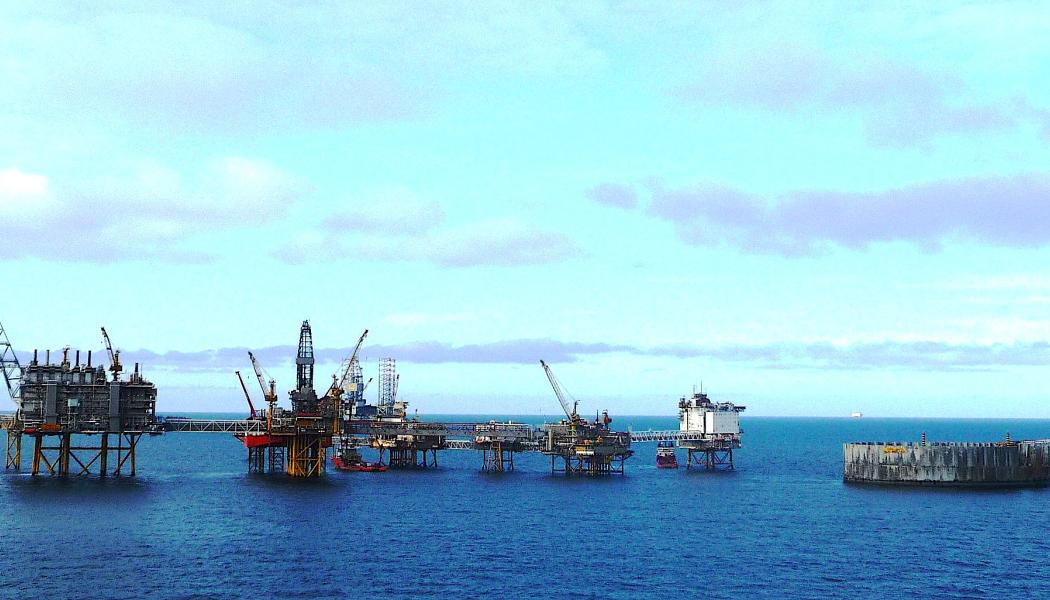 Verksamhet 2010 vid Ekofisk-området. Nu har ConocoPhillips Scandinavia etablerat en dialog med Ventyr för att undersöka möjligheten att koppla Ekofisk-området till Sørlige Nordsjø II. Enligt en rekommendation från Statnett 2022 kan Ekofisk ta emot ström från land när det inte blåser. Statnett noterar att en växelströmsförbindelse från Sørlige Nordsjø II kan försörja anläggningarna med vindkraft när det blåser och med ström via kabeln till land när det inte blåser. Foto: Wikipedia Common, Kredit: BOHL