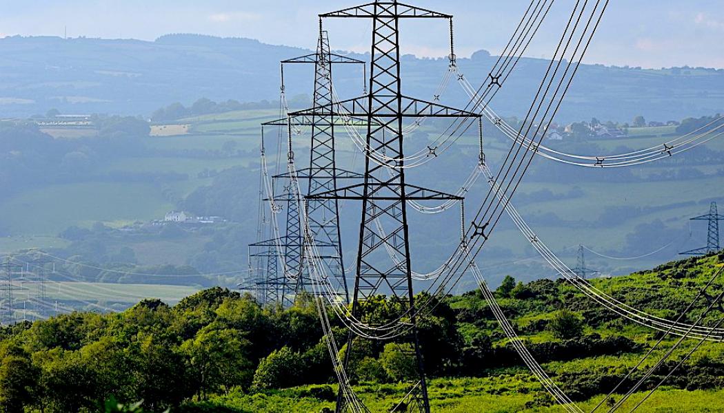 Tysklands elnät och kraftledningar är föremål för debatt och utmaningar, särskilt när det gäller tillförlitlighet och hur väl det matchar landets energibehov. Tysklands energipolitik, inklusive avvecklingen av kärnkraft och beroendet av fossila bränslen, har lett till både produktionstoppar och bristperioder. Dessutom har avsaknaden av tydliga elområden i Tyskland kritiserats för att inte ge korrekta prissignaler och bidra till högre elpriser, vilket påverkar både landet och dess grannar. Symbolbild: Creative Commons Lic. Kredit: WayneJackson