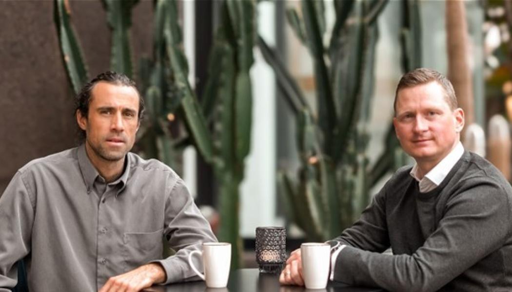 Bild av Emaldo, CheckWatts VD Dan-Eric Archer till vänster och Emaldos VD Steffen Bjerregaard till höger. Pressbild: Emaldo