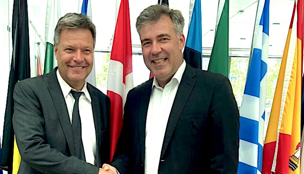 Danska Energinet och tyska 50Hertz är nöjda med senaste undertecknande av ett mellanstatligt avtal om Energiø Bornholm. Den danska klimat-, energi- och försörjningsministern Lars Aagaard och Tysklands ekonomi- och klimatminister Robert Habeck undertecknade avtalet nyligen under de europeiska energiministrarnas möte i Luxemburg. Foto: ENERGINET