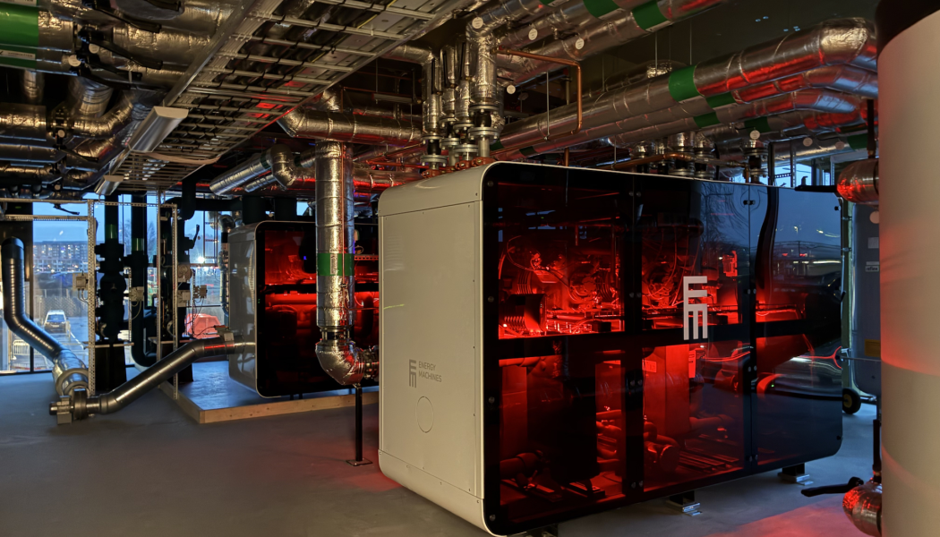 Energy Machines™ värmepumpsenergicentral på Alpha Backaplan i Göteborg, ytterligare en fastighet inom Skandia Fastigheter. Värmepumparna lyser rött i värmeläge och blått i kylläge.