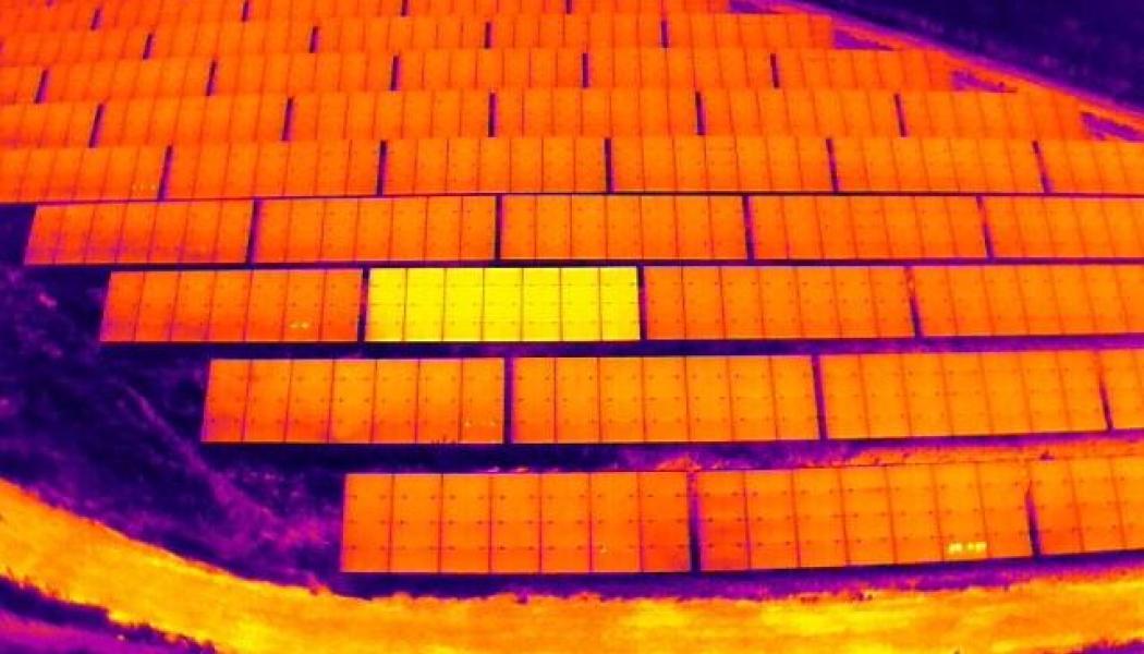 Drönare och AI effektiviserar underhållet av stora solparker