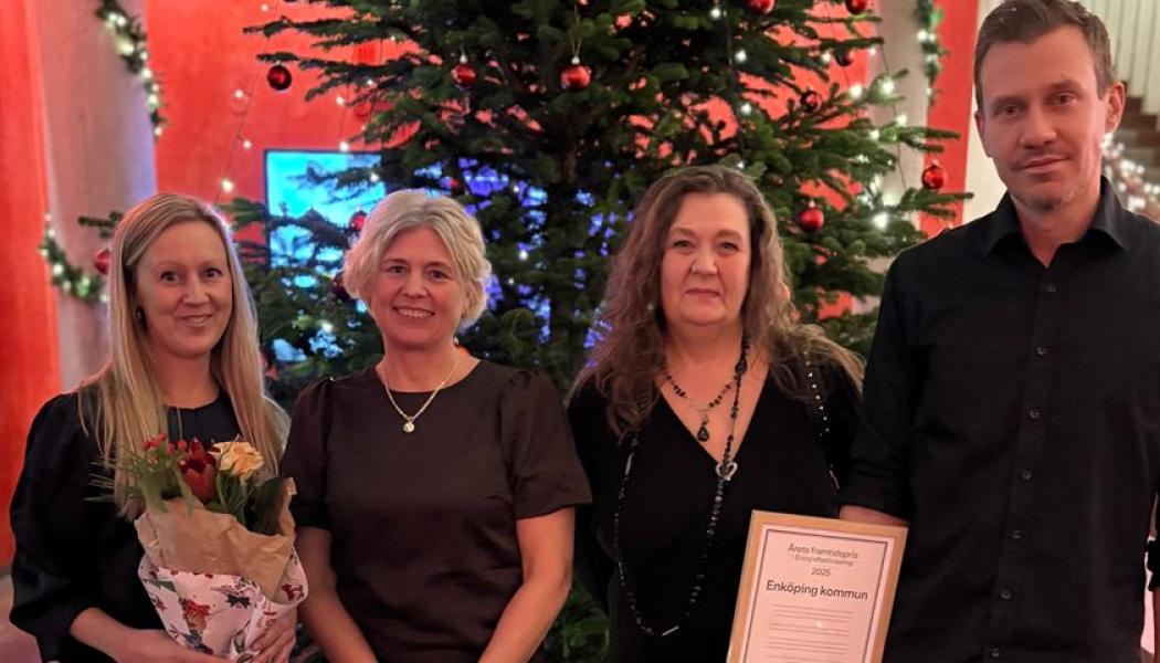 Angelica Vägermark, biträdande fastighetschef, Karin Björkman, teknisk projektledare, Jeanette Nyberg, drifttekniker, och Joakim Sjödahl, energisamordnare, tog glatt emot Årets framtidspris – energieffektivisering. Pressbild: Enköpins kommun