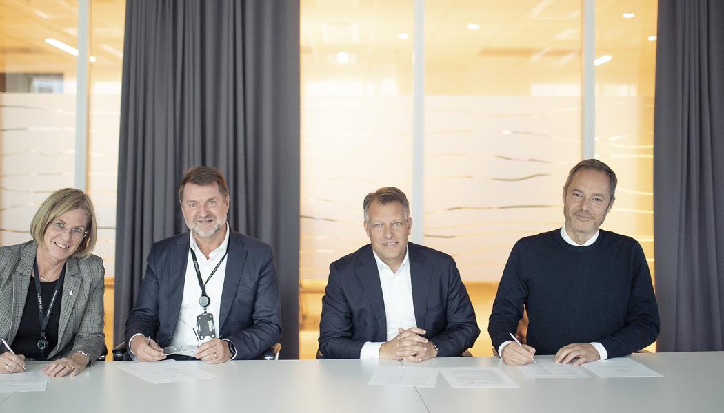 F.v: Mette H. Ottøy, Chief Procurement Officer och Geir Tungesvik, Executive Vice President for Projects, Drilling och Procurement på Equinor samt Niklas Persson, global chef Grid Integration och Thomas Stenberg, Equinor Global Account Manager på Hitachi Energy.