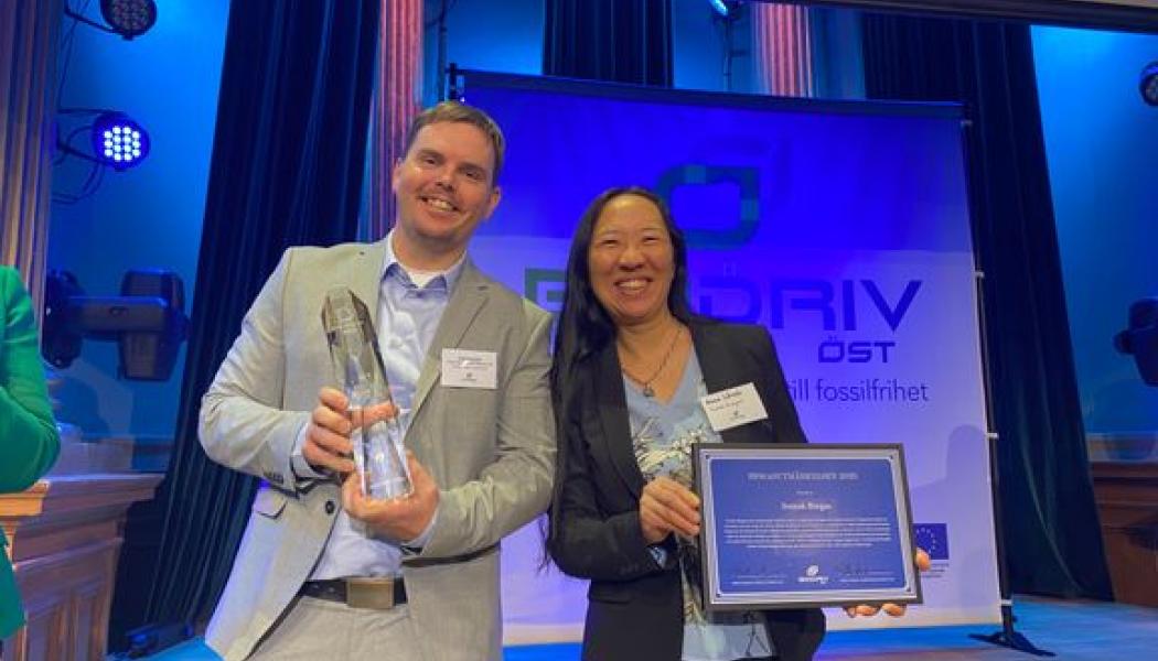 


Erik Nordell och Anna Lövsén som precis tagit emot priset Foto: Tekniska verken