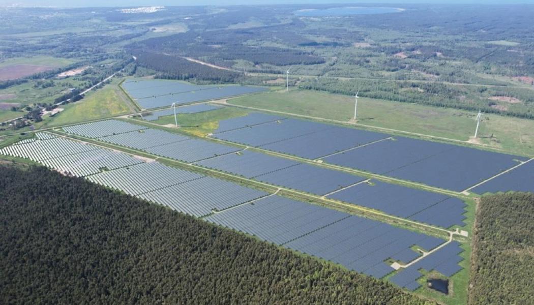 Projektet har utvecklats genom European Energys lettiska dotterbolag Stelo Orienta och finansierats med stöd från bland annat Nordic Investment Bank (NIB), Luminor Bank och tyska NORD/LB. Finansieringen uppgavs tidigare uppgå till omkring 68 miljoner euro. Foto: European Energy.