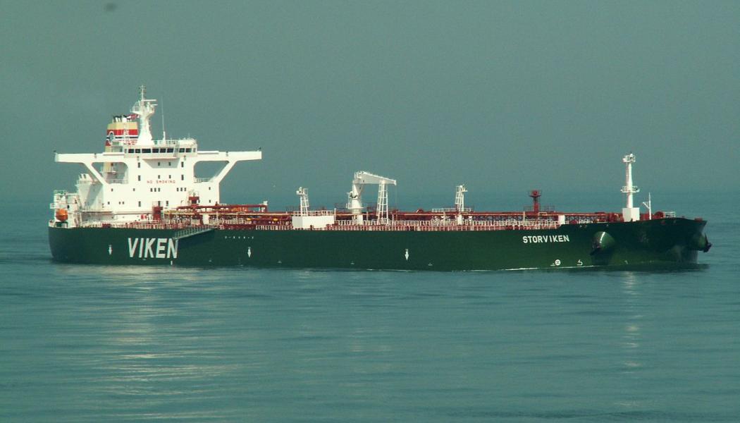 Fartyget Eventin, tidigare Storviken, är en dubbelbottnad tanker som är 274,4 meter lång och 48 meter bred. Bilden visar när fartyget anländer till Rotterdam. Dess transportkapacitet är cirka 175 000 kubikmeter. Fartyget drivs av en sexcylindrig tvåtakts dieselmotor av typen 6S70ME-C från MAN med en effekt på 17 640 kilowatt, som driver en ställbar propeller. Fartygets toppfart är omkring 16 knop. Foto: Wikipedia Common Lic: kredit: AlfvanBeem -