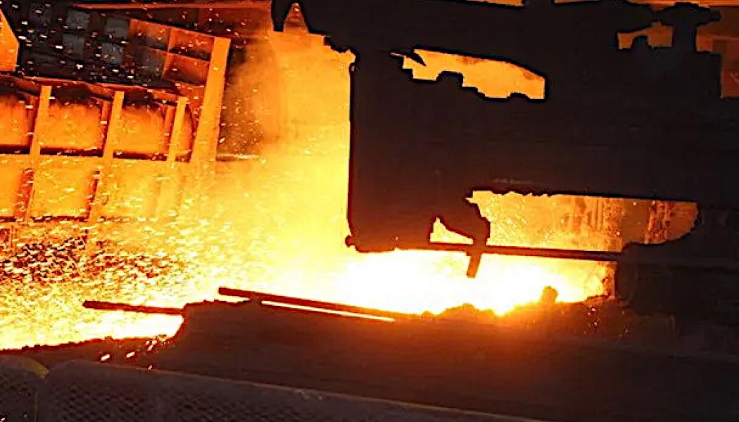 Bilden visar smält järn som produceras med FINEX-processen. Om företaget Posco (tidigare Pohang Iron and Steel Company) är ett av Sydkoreas största industriföretag och en av världens största stålproducenter. Bolaget grundades 1968 och har sitt huvudkontor i Pohang. Posco är känt för att ha utvecklat innovativa produktionsmetoder, däribland FINEX-processen, som syftar till att minska miljöpåverkan från ståltillverkning. Företaget är också aktivt inom grön omställning och har investeringar i vätgas, förnybar energi och miljövänliga material. Foto: POSCO









