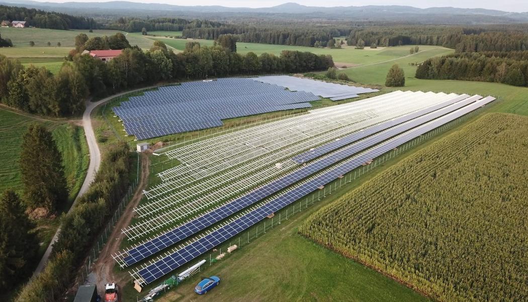 Bilden visar bygget av en ny solenergipark i Tyskland.  Foto: Creative Commons Lic. Kredit: Fabersam