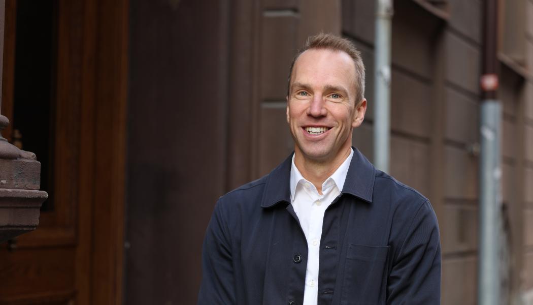 Emil Berggren, gruppchef och ansvarig för fjärrvärme på Energiföretagen, tror att en sänkt energiskatt för elpannor och värmepumpar i fjärrvärmeverksamhet skulle göra mycket för att främja diversifierad produktion. Foto: Energiföretagen