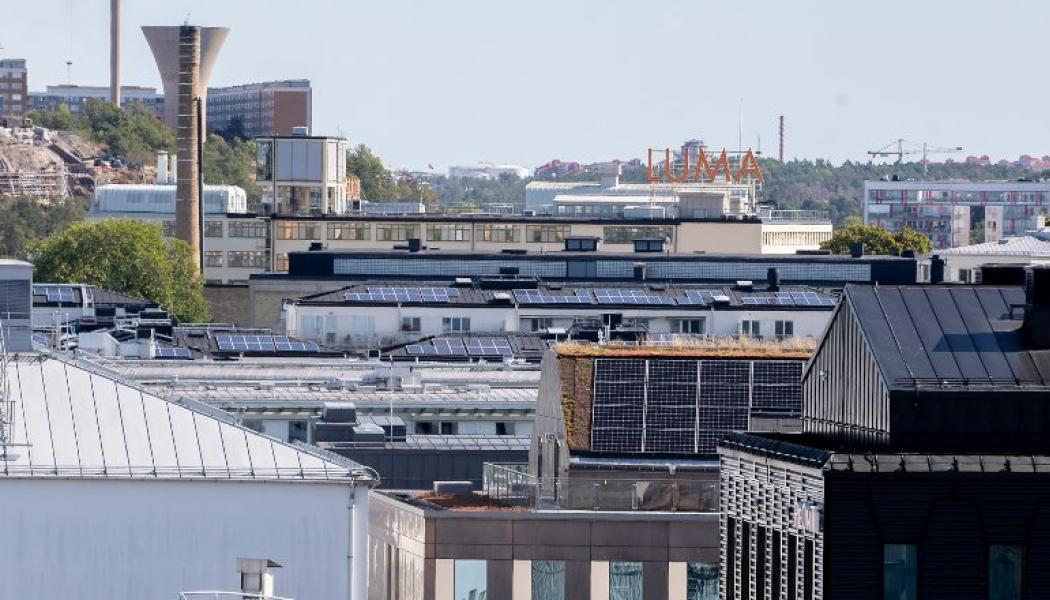En ny förordning öppnar för interna nät på flerbostadshus, vilket är något som Solelkommissionen verkat för i flera år. Nu går det bygga solelanläggningar på de byggnader som har bäst förutsättningar för solel och föra elen på ett internt nät till de andra byggnaderna. 
Foto: Solelkommissionen
