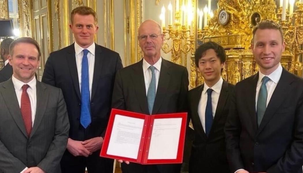 Tillkännagivet vid AI Action Summit i Paris, under ledning av president Emmanuel Macron, undertecknades samförståndsavtalet av Frankrikes minister för ekonomi, finans samt industriell och digital suveränitet, Eric Lombard, Frankrikes minister för industri och energi, Marc Feracci, samt Fluidstacks medgrundare och president, César Maklary. Foto: Fluidstack/César Maklary 