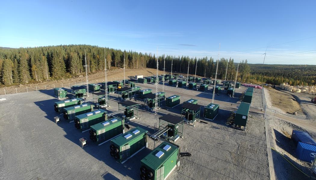 Batteriet Isbillen består av 36 stycken 20-fotscontainrar med batterier, 2 stycken 40-fotscontainrar med ställverk och en 40-fotscontainer för SCADA och reservdelar. Just nu räcker den lagrade energin en timme vid full uteffekt, men ytan och den elektriska utrustningen är utformade så att man ska kunna bygga ut batteriet med lika många containrar till, till ett 2-timmarsbatteri. Bild: Neoen.