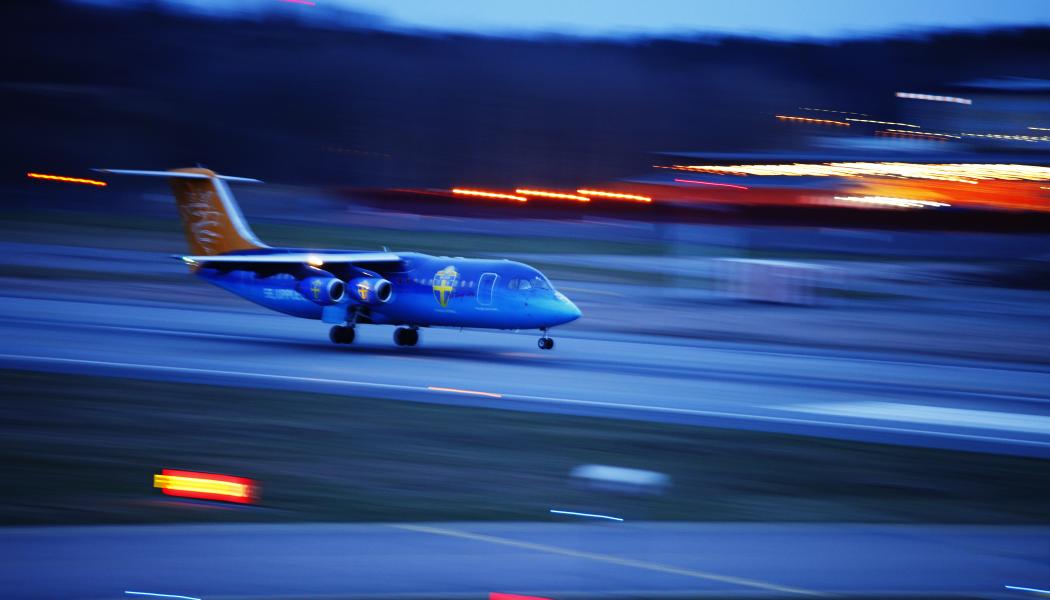 Eftersom det inte är möjligt för piloter som använder sig av utrustning för mörkerseende att se ljuset från LED-baserade flyghinderljus har Transportstyrelsen valt att ställa skärpta krav på att flyghinderljus baserade på LED-teknik utöver synligt ljus också ska utstråla infrarött ljus inom ett våglängdsområde som är synligt med utrustning för mörkerseende. Foto: Transportstyrelsen/Jacob Sjöman