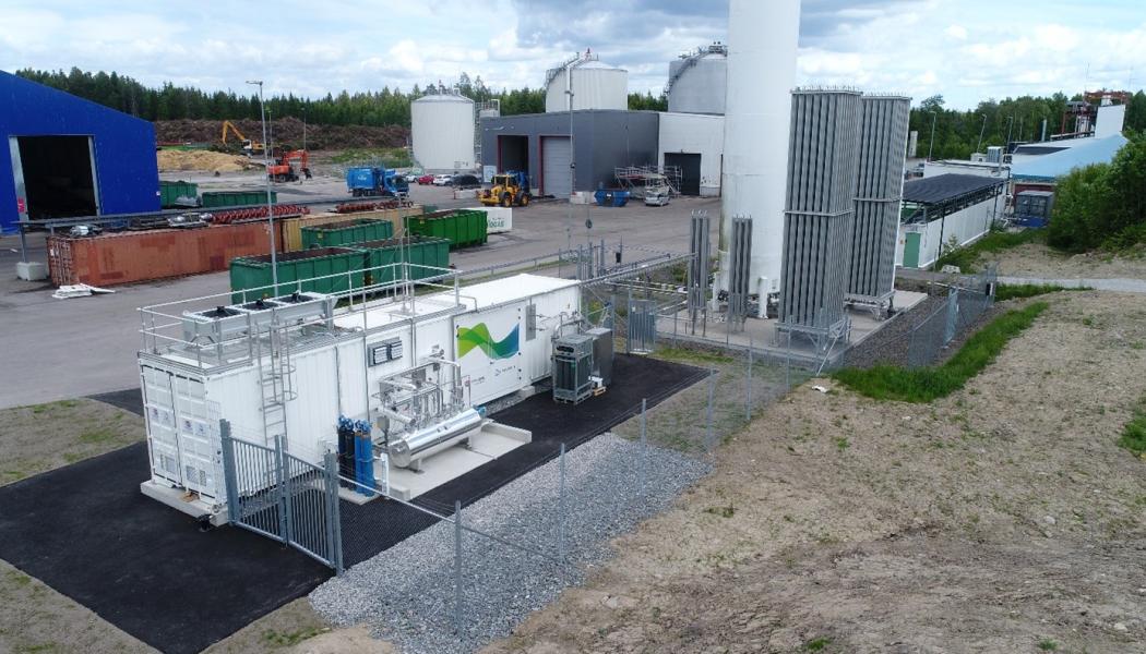 Förvätskningsanläggningen och det befintliga LBG-lagret i början av Juni 2022. I bakgrunden syns VafabMiljös biogasanläggning. Foto: VafabMiljö