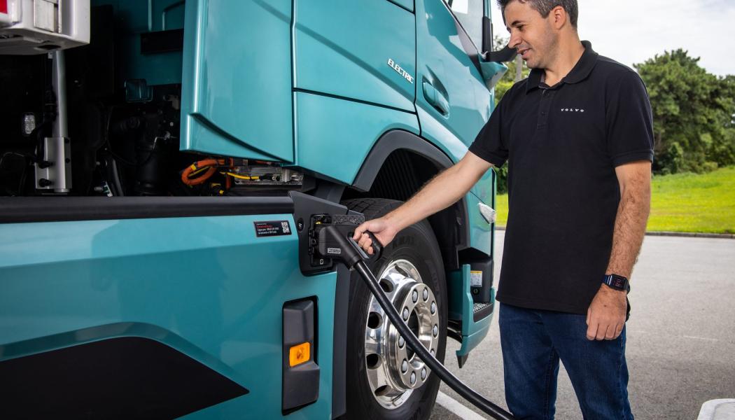 Trots innovationer som dessa fortsätter elnätskapaciteten att vara ett problem, särskilt för storskaliga installationer som behövs för tung godstrafik. Tunga elektriska lastbilar, som kräver mycket kraft för att ladda snabbt, riskerar att öka belastningen på elnätet ytterligare. Foto: Neste
