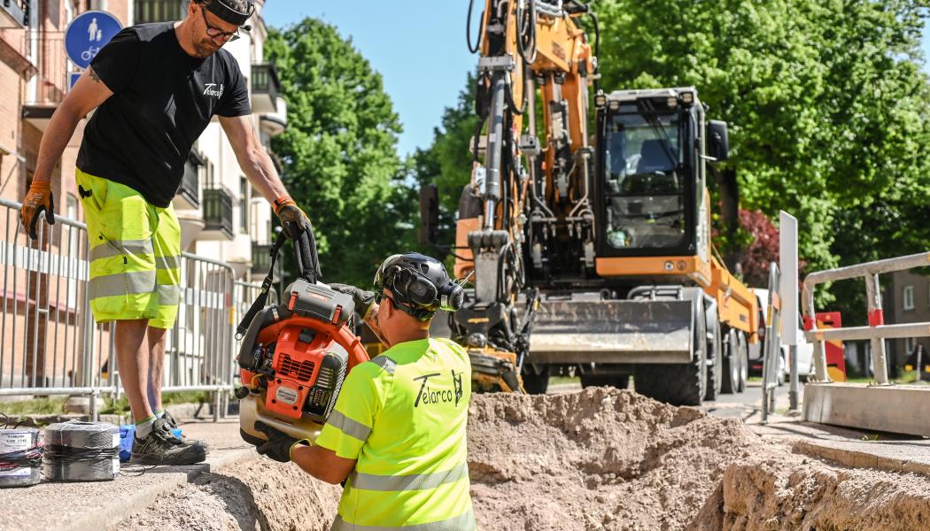 Henrik Axelsson och Linus Porsche arbetar med att dra ny kabel för att bland annat förstärka driftsäkerheten på CSK i Kristianstad. Foto: C4 Energi
