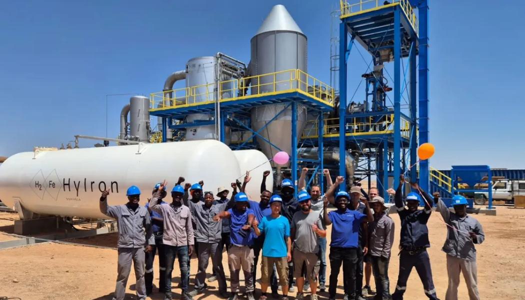 HyIrons team i Oshivela firar den första produktionen av grön vätgas i Namibia. Dena första gröna vätgasanläggning producerar nu i Afrika söder om Sahara, vid HyIrons projekt Oshivela. Produktionen sker med hjälp av elektrolysörer med en sammanlagd kapacitet på tolv megawatt, levererade av kinesiska Peric. Foto: Hylron




