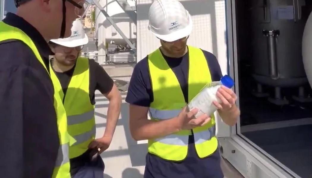 Ineratecs medarbetare granskar anläggningens första produktion av 