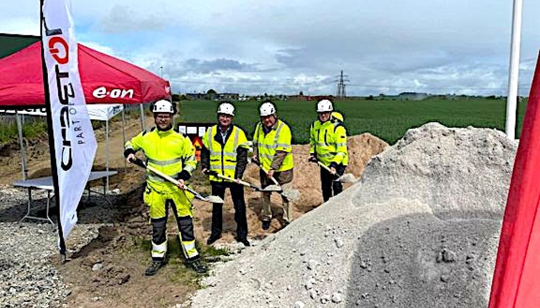 Victor Baum, Craftor, Patrik Källåker, Alfa Laval, Torkild Strandberg, KSO Landskrona och Peter Hjalmar, E.ON tar det första spadtaget för E.ONs nya transformatorstation. Stationen ska lägga grunden för för nya företagsetableringar, fler arbetstillfällen och ett starkare näringsliv i Landskrona. Investeringen motsvarar 150 miljoner kronor. Foto: Jakob Skarphagen, E.ON

