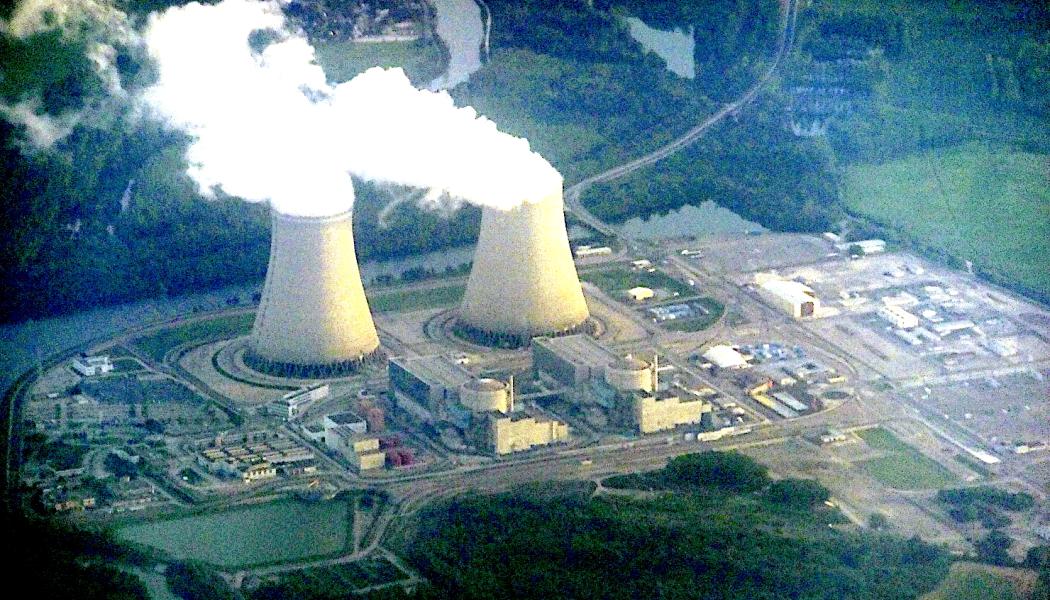 Kärnkraftverket i Nogent-sur-Seine i Frankrike, sett från ett passagerarflygplan på väg till Paris. Foto: Wikipedia Commons Lic. Kredit: Xtrasystole