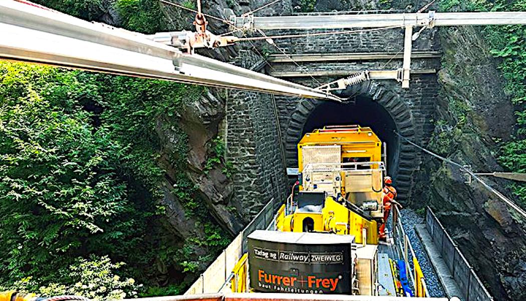 Under de 100 gångna åren har Furrer+Frey blivit en global ledare inom kontaktledningskonstruktion. Bilden visar arbetet mittemot en tunnelöppning i Schweiz. Foto: Furrer + Frey