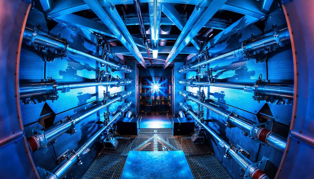 Förstärkarna vid National Ignition Facility var det första steget när det gällde att öka energin i laserstrålar när de rör sig mot målkammaren. NIF uppnådde nyligen en 500 terawatt skott - 1 000 gånger mer kraft än vad USA använder vid något tidigare ögonblick. Foto: Wikipedia Common Lic. Fotokredit: Damien Jemison/LLNL