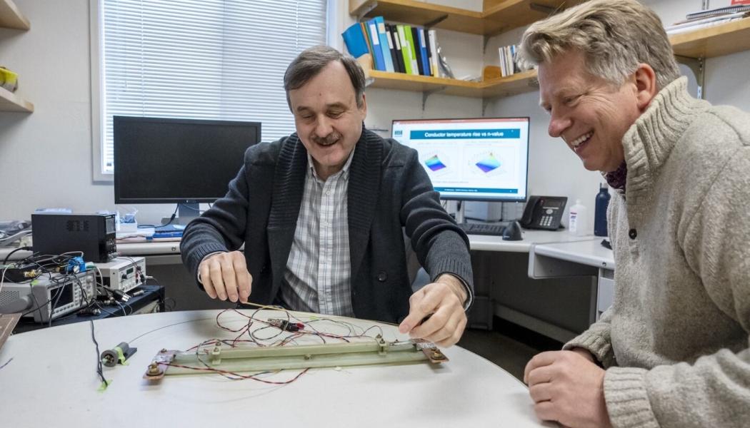 Forskarna Maxim Marchevsky (till vänster) och Soren Prestemon diskuterar en experimentell uppställning för att testa känsligheten hos ett temperaturövervakningssystem för en högtemperatursuperledande magnet. Foto: Marilyn Sargent/Berkeley Lab.