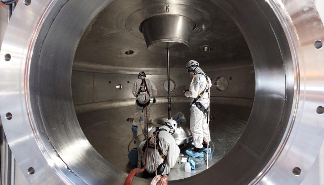 Vid den offentliga demonstrationen lät bolaget en halvt ton tung magnet sväva samtidigt som den inneslöt ett moln av ultravarml plasma. Foto: OpenStar