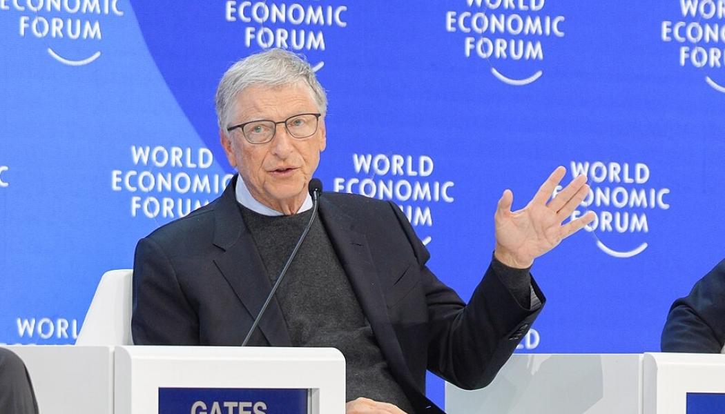 Bill Gates deltar i en podiumdiskussion i Schweiz. Foto: Wikipedia Commons Lic. Kredit: 
Källa: https://www.flickr.com/photos/197399771@N06/53469719653/