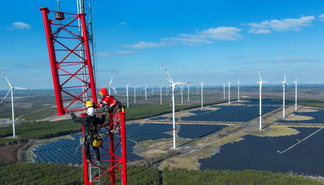 Här installeras de sista sektionerna på tornets högsta punkt. Den 300 meter höga masten i Schipkau, Brandenburg, möjliggör forskning om innovativa vindkraftverk med ännu högre navhöjder. Foto: GICON®