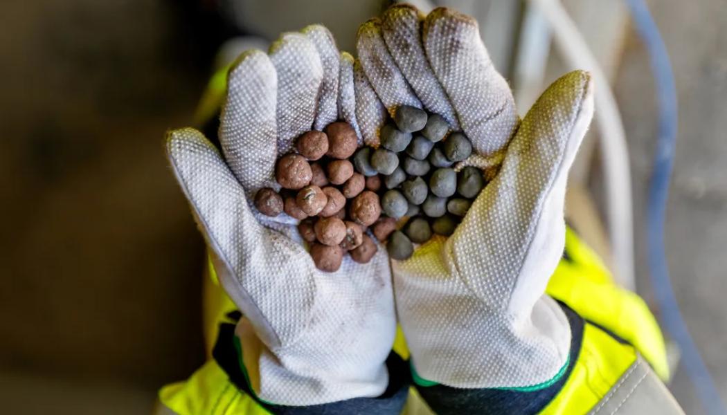 Oxiderade järnpellets (vänster) och järnsvamp efter vätgasreduktion (höger). Foto: GreenIron