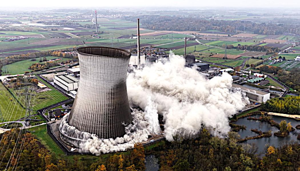 Sprängning av ett kyltorn i samband med stängning av ett tyskt kärnkraftverk. Foto: RWE AG