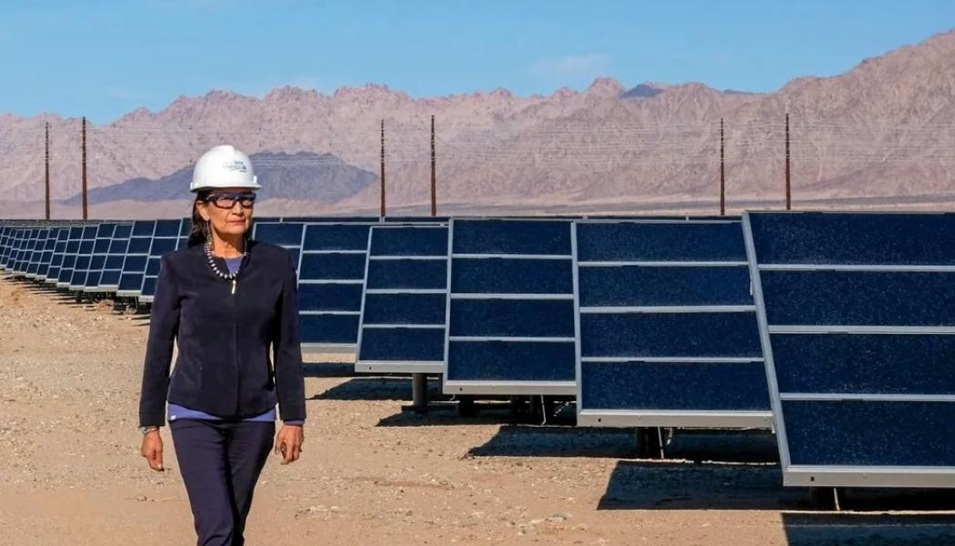 USA:s inrikesminister Deb Haaland vid ett solenergiprojekt på federal mark i Nevada. Foto: USA:s inrikesdepartement