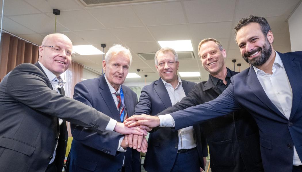 Tobias Hansson, Hitachi Energy, Thomas Pålsson, Svenka kraftnät, Niklas Perssson, Hitachi Energy, Lars Nordén, Svenska 
kraftnät och Andre Gargi, Hitachi Energy. Pressbild: Hitachi Energy