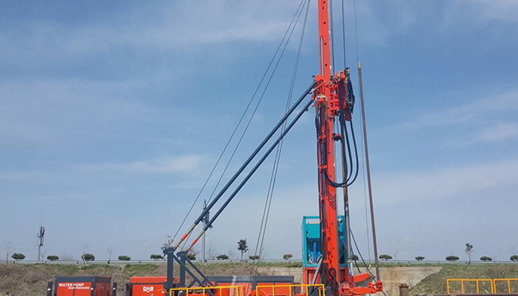 En geotermisk brunn borras på Dals ridplan i Helsingfors. Borrningen sker med vattenhammarteknik i hård granit. Foto: Hanjin D&B.