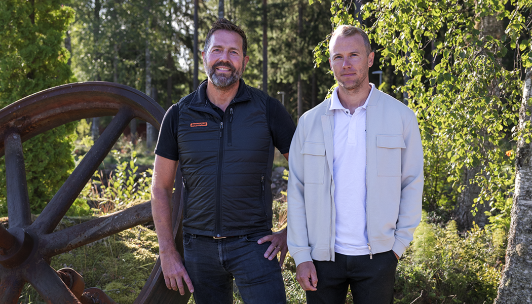 Hans Persson, platschef i Björbo tillsammans med Albin Lindblom, projektledare för uppbyggnaden av den nya kraftstationen. Pressbild: Åkerströms Björbo AB