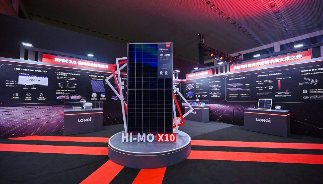 Hi-MO X10-modulen använder LONGi:s nästa generations back contact-teknologi HPBC 2.0 (Hybrida Passiverade Back Contact), som är känd för att uppnå höga effektivitetstal. Panelen är tänkt att lanseras på den svenska marknaden i början av nästa år. FOTO: Longi