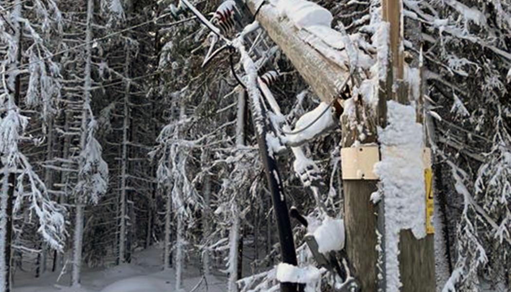 Bild från Holmön som visar hur stormen har knäckt en av ledningsstolparna. Foto: Umeå Energi