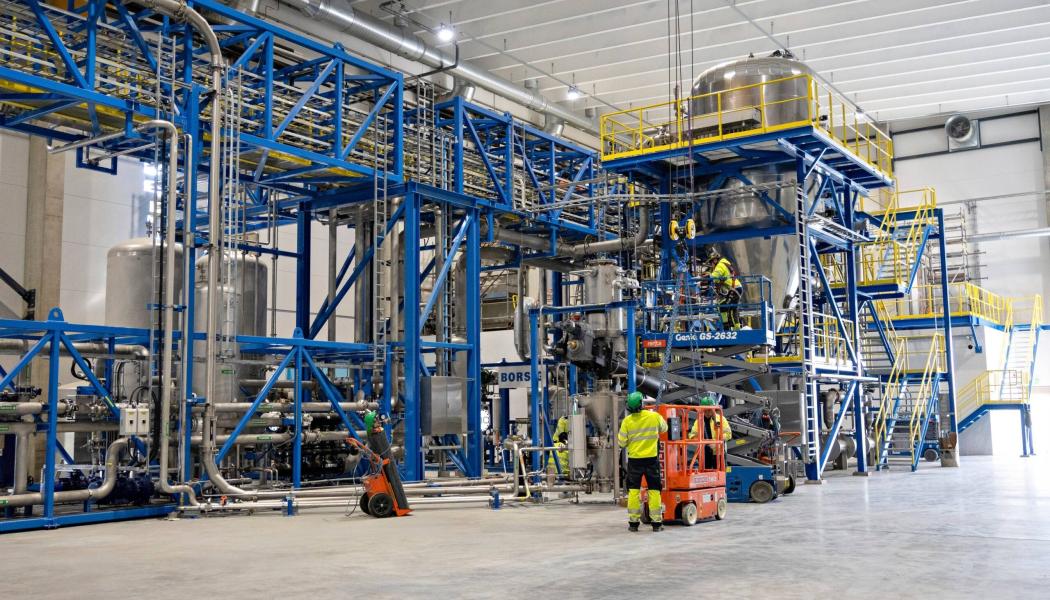 Hycamite håller just nu på att starta en industriell anläggning i Karleby som klyver metan till vätgas och fast kol. Med hjälp av anläggningen kan företaget visa att den egenutvecklade processen fungerar i industriell skala. Där kan man även tillverka provexemplar av kolprodukter till kunder.
Foto: Hycamite
