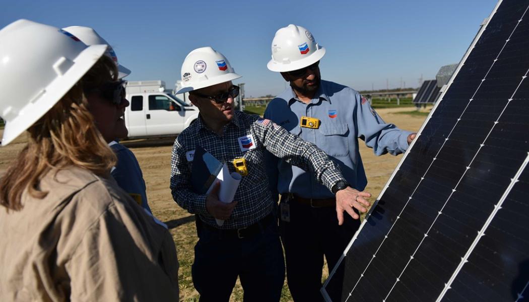 Teamet vid Chevrons Lost Hills-anläggning i Kalifornien kontrollerar solpanelerna som ger elektricitet till oljefältet och snart även väteproduktionsanläggningen.
En av Chevrons långvariga anläggningar i Kaliforniens San Joaquin Valley tar på sig en ytterligare roll. I mer än ett sekel har företagets Lost Hills-fält producerat olja och gas. Nu, genom att dra nytta av sitt 29 megawatts solfält, kommer Lost Hills också att börja producera vätgas. Foto: Chevron
