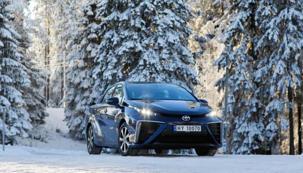 En reklambild av en Toyota Mirai i snön, under fordonets lansering i Norge och Sverige.Foto: Toyota