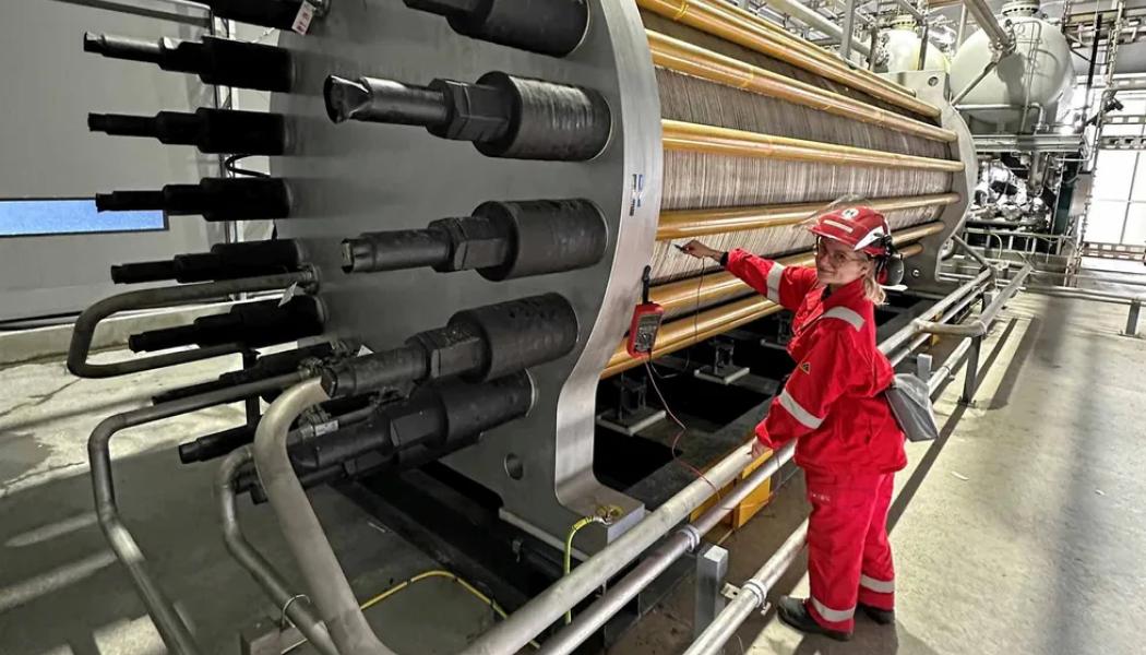 Den kinesiska elektrolystillverkaren Longi Hydrogen, en av de ledande aktörerna i landet, har gått in med cirka 6,2 miljoner dollar i den norska konkurrenten HydrogenPro. Investeringen innebär att de två bolagen nu inleder ett strategiskt partnerskap, meddelade HydrogenPro. Utöver Longis investering har HydrogenPro säkrat ytterligare 6 miljoner dollar i kapital från befintliga ägare – den österrikiska teknikgruppen Andritz och japanska Mitsubishi Heavy Industries. Bilden visar en anställd hos HydrogenPro genomför ett eltest på ett av företagets högtrycksalkaliska elektrolyssystem.
Foto: HydrogenPro