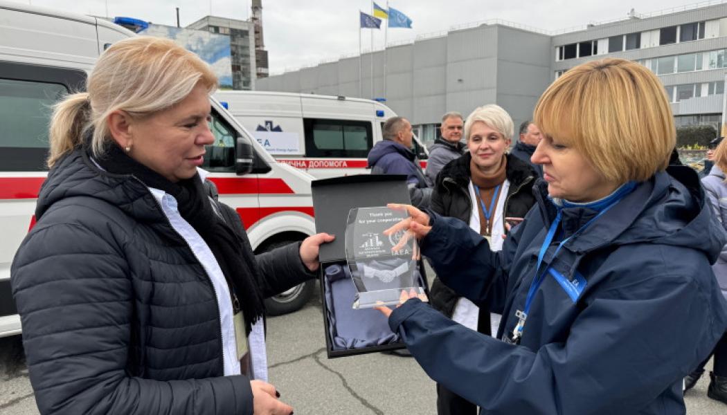 IAEA överlämnar ambulanser vid Tjernobyl. Till vänster sjukhusdirektören Tetiana Latysjenko, till höger IAEA:s medicinska chef Liliana Salaru. Foto: IAEA