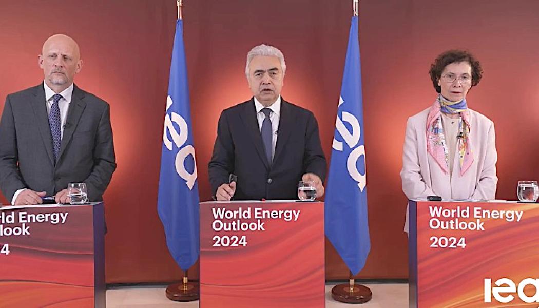 IEA:s verkställande direktör Fatih Birol (i mitten) tillkännager utgivningen av den senaste World Energy Outlook tillsammans med huvudförfattarna Tim Gould (till vänster) och Laura Cozzi (till höger) Foto: Skärmdump från online-lansering.