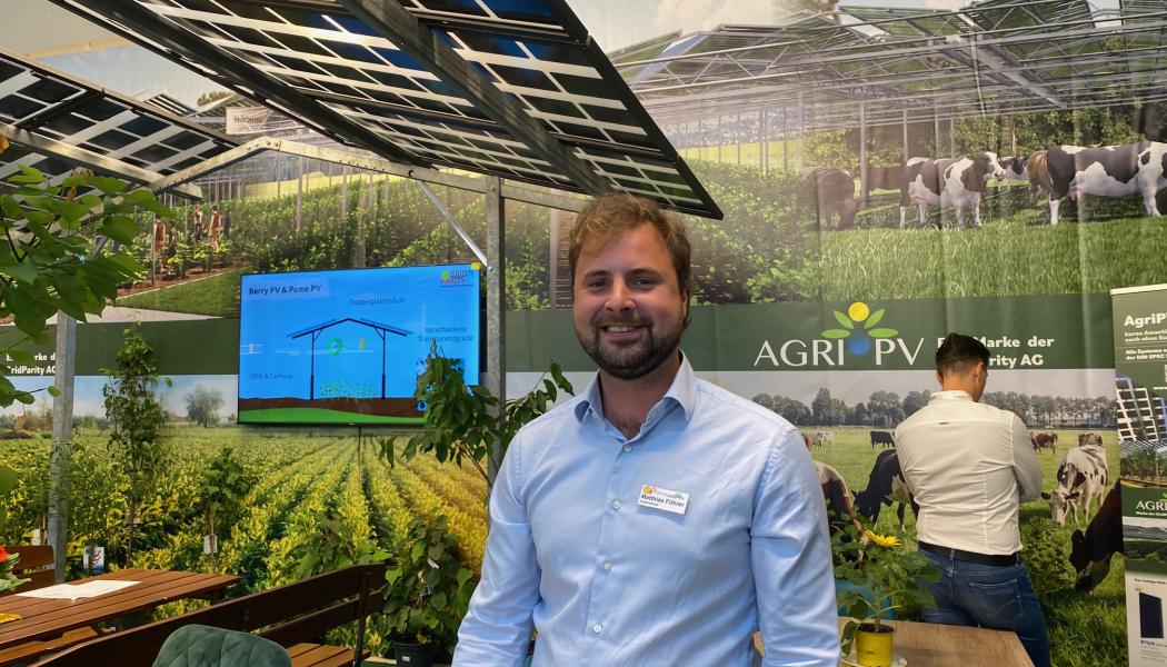 Mattias Führer, Agri-PV, i företagets monter som visade hur odlingsbar mark och solpaneler kan samspela. Foto: Simon Matthis 