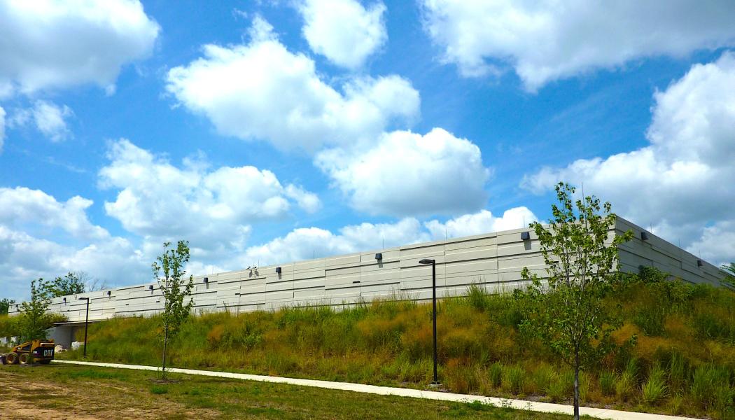 Indiana-universitetets datacenter i USA. Datacenter blir en allt viktigare del av den digitala infrastrukturen, men också ett växande mål för klimatrelaterade rättsprocesser. Tvister om elförsörjning, vattenförbrukning och fossila utsläpp ökar i takt med den globala AI-expansionen. Foto: Wikipedia Commons Lic. Kredit: Vmenkov