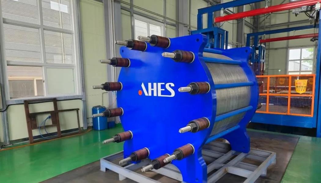 En elektrolysanläggning med AHES-varumärke. Den indiska förnybarhetskoncernen KP Group har tecknat ett tidigt avtal med vätgasteknikbolagen GH2 Solar och Advanced Hydrogen Energy Solutions (AHES) för att utveckla en anläggning för grön ammoniak med en kapacitet på 100 000 ton per år. Foto: GH2 Solar
